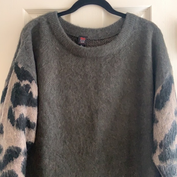 Textured Leopard Sweater - Picture 3 of 4